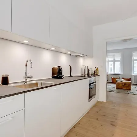 Modern & Central 2 Bedroom Apt Apartment