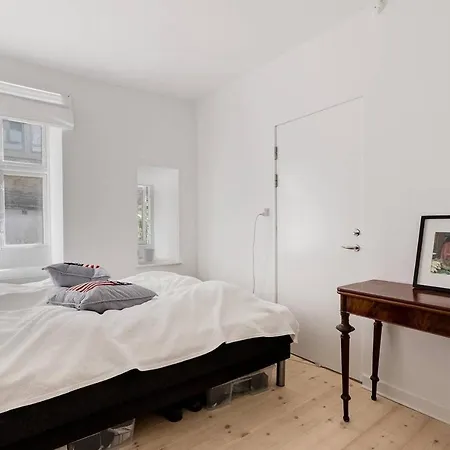 Modern & Central 2 Bedroom Apt *